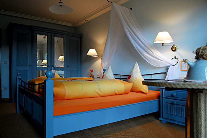 dormitorio azul-naranja