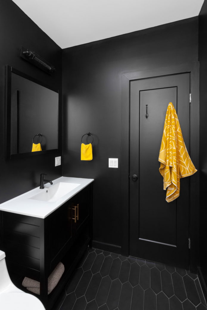 baño negro con amarillo