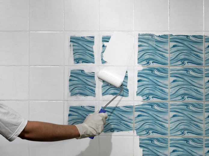 pintar los azulejos del baño