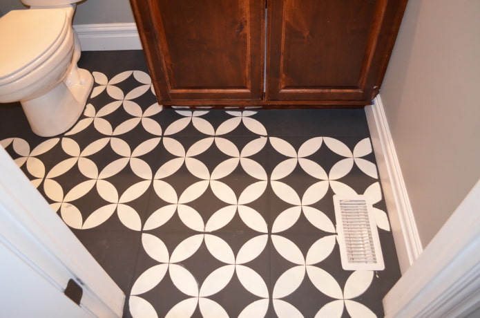 azulejos pintados en el piso del baño