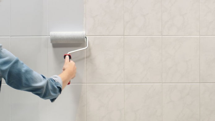 pintar los azulejos del baño