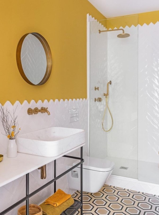 baño blanco con amarillo