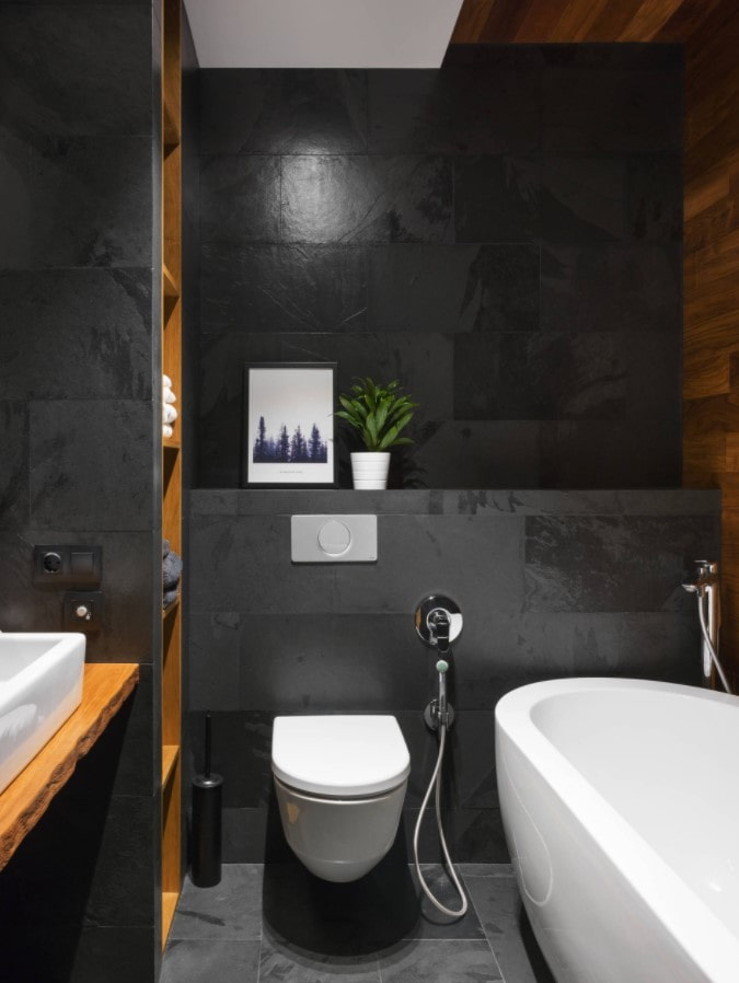 azulejos negros en el baño