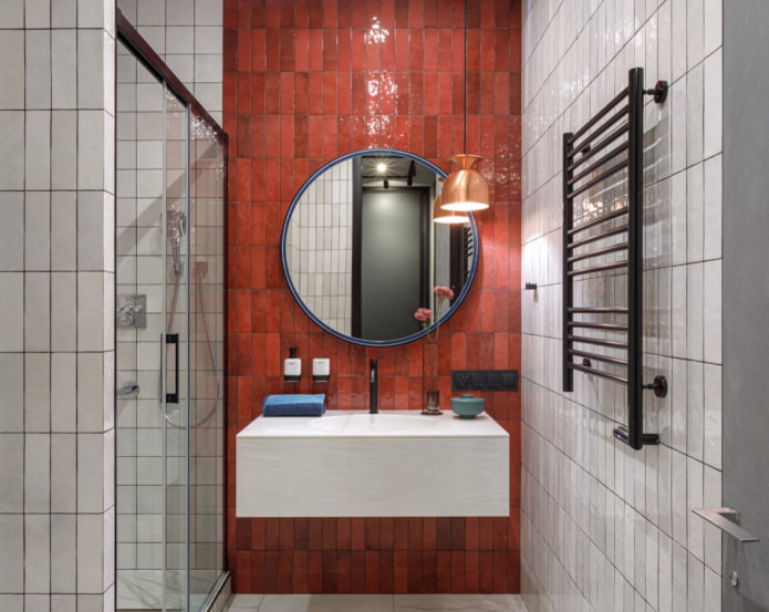 azulejos rojos en el baño