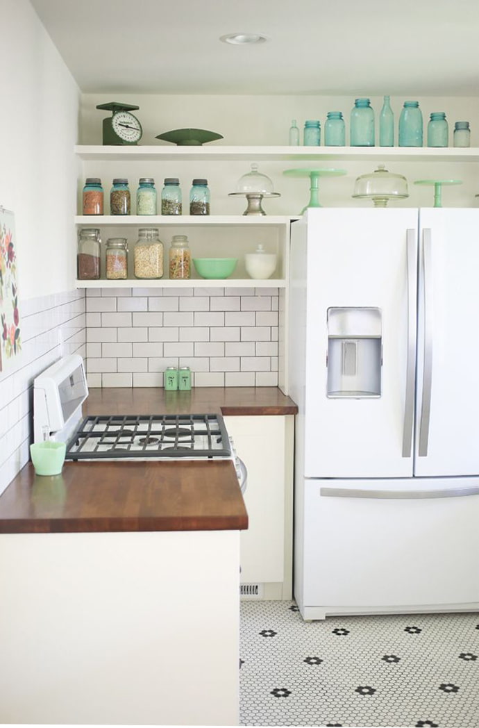 Estantes abiertos sobre el refrigerador.