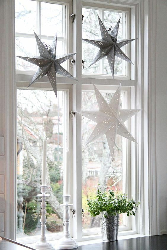 Decoración de ventana con estrellas