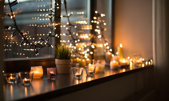 Alféizar de la ventana con velas