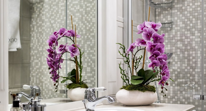 orquídea en el baño