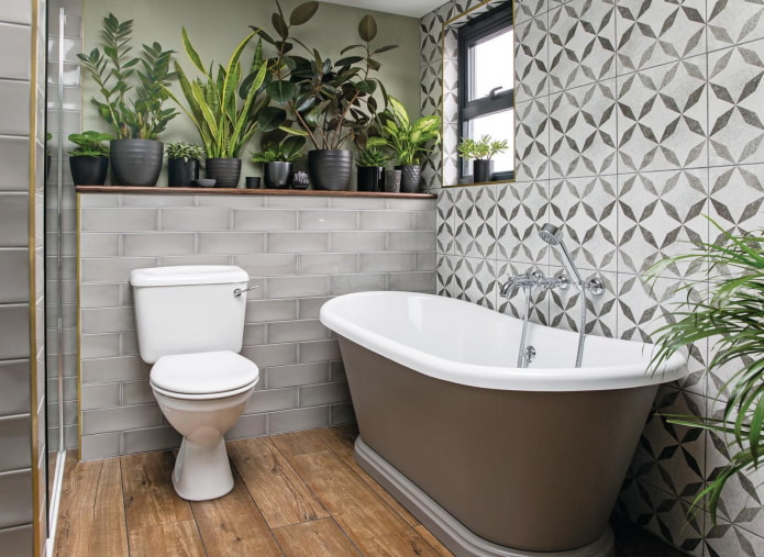 flores en un baño con una ventana