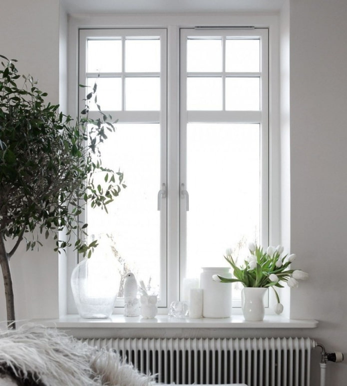 ventana blanca con alféizar