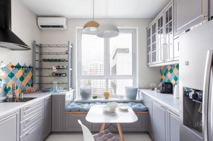 sofá debajo de la ventana en la cocina