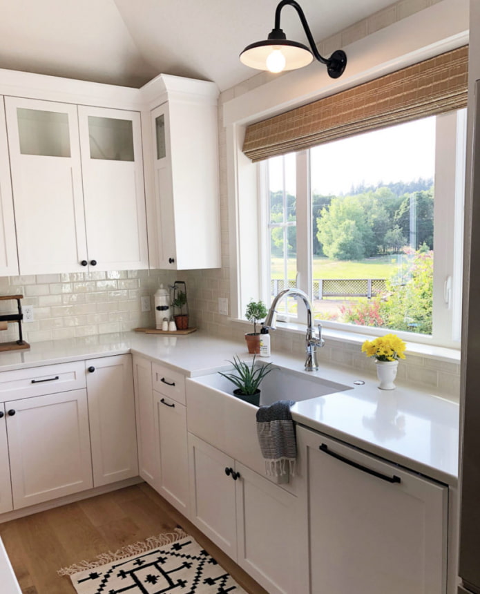 cocina con fregadero junto a la ventana