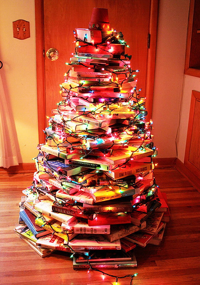 Árbol de Navidad hecho de libros con guirnaldas.