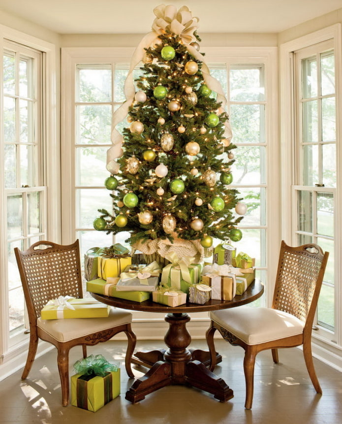 Árbol de Navidad en tonos amarillo verdoso