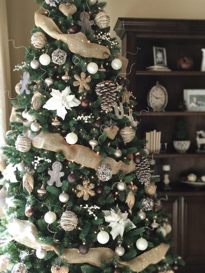 Árbol de Navidad en tonos marrones