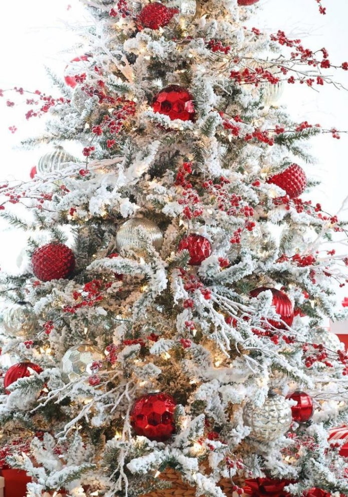 Árbol de navidad con ramas de bayas