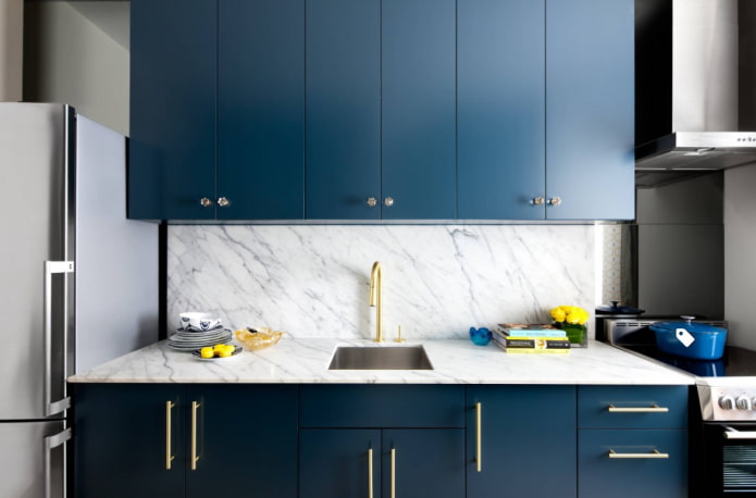 cocina azul con oro