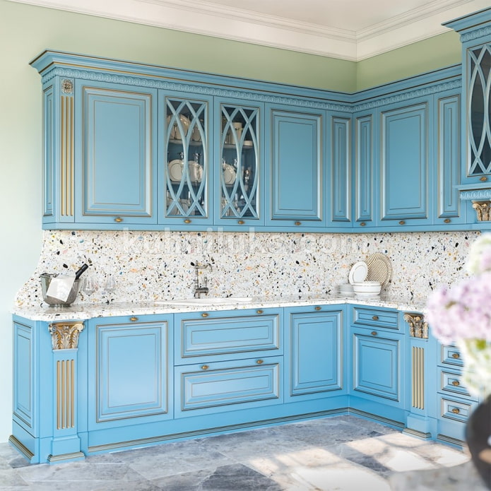 cocina azul con oro