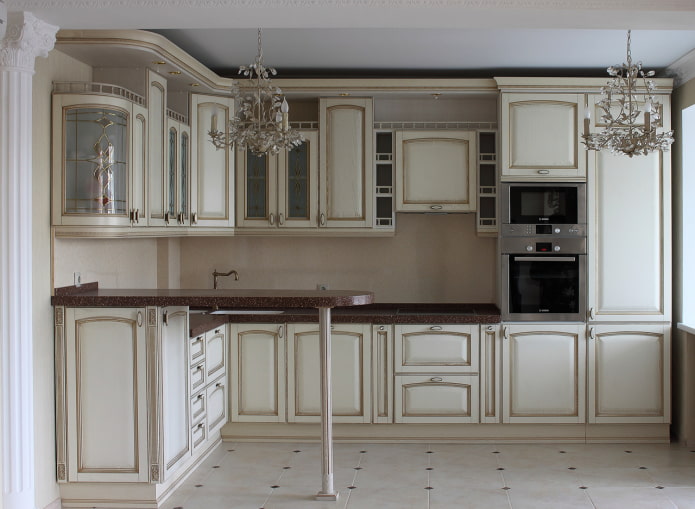 beige kitchen na may maitim na patina