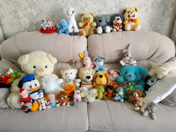 Peluches en la sala de estar.