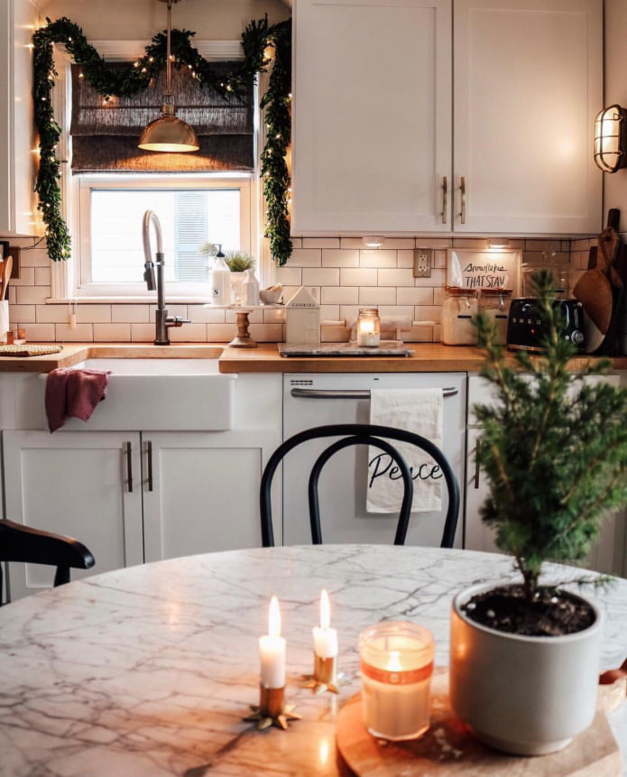 Guirnaldas y velas en la cocina.