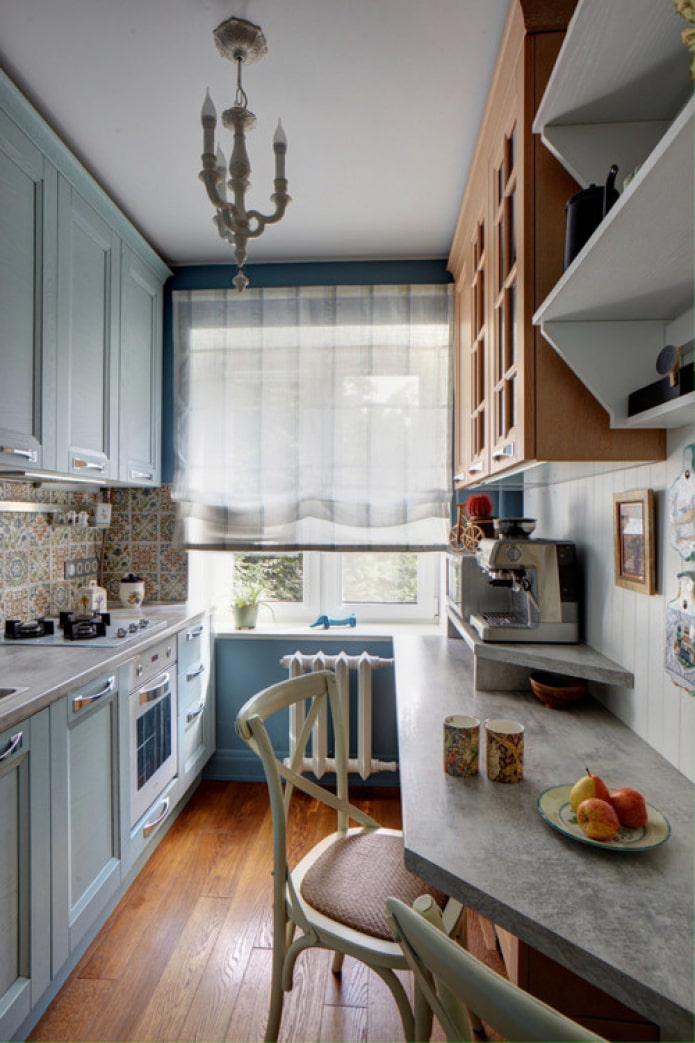 laminado debajo de un árbol en la cocina