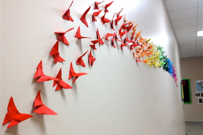 mariposas de origami en la pared