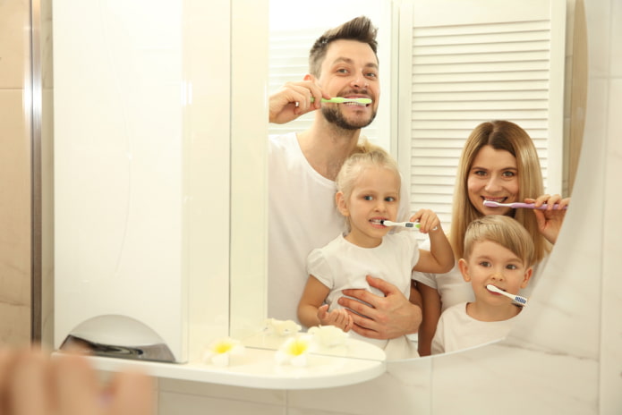 toda la familia se lava los dientes