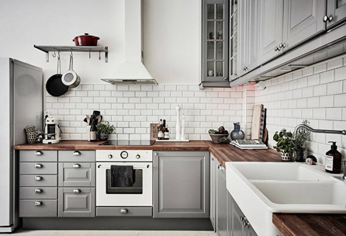 cocina luminosa con encimera de madera