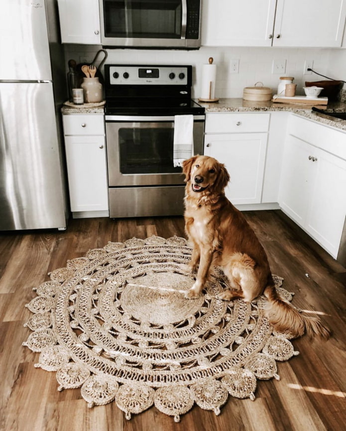 alfombra tejida en la cocina