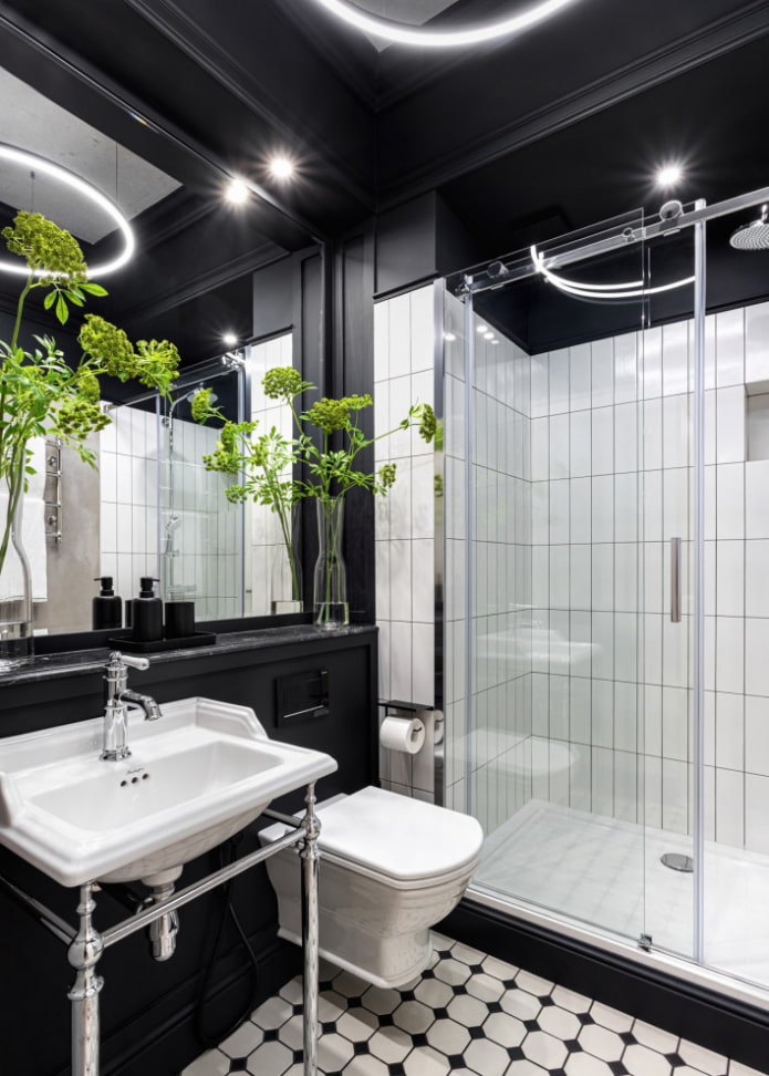 Baño blanco y negro con pintura y azulejos.