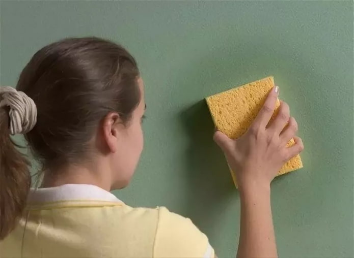 lavando la pared con una esponja