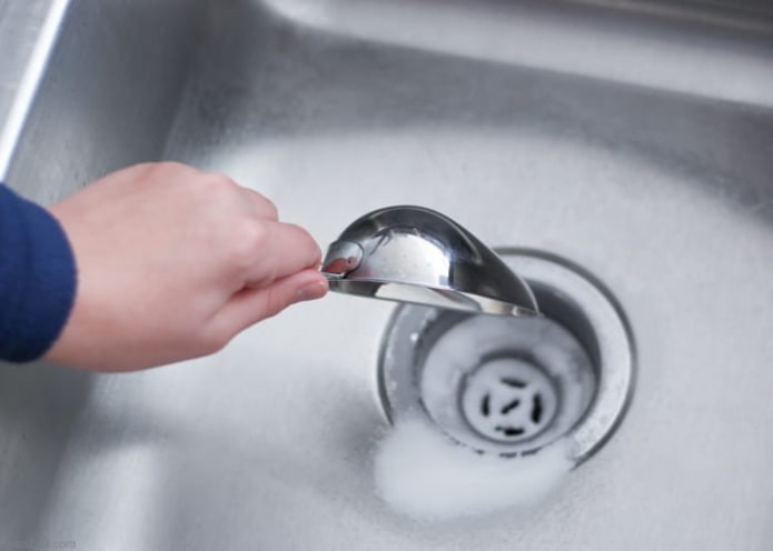 poner refresco en el fregadero