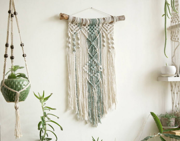 may kulay na macrame