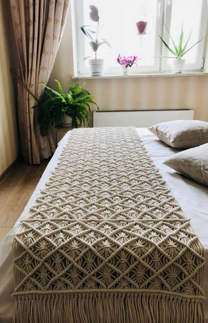 una manta en una cama de macramé