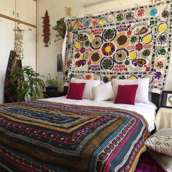 Alfombra estilo boho en el dormitorio.