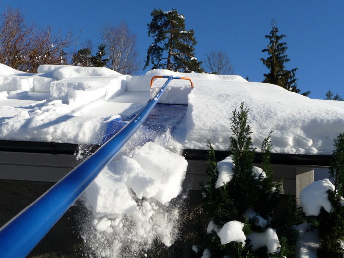 Limpiar la nieve con un raspador