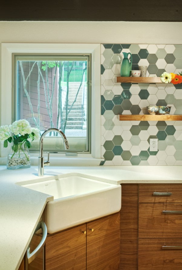 delantal de cocina con azulejos hexagonales