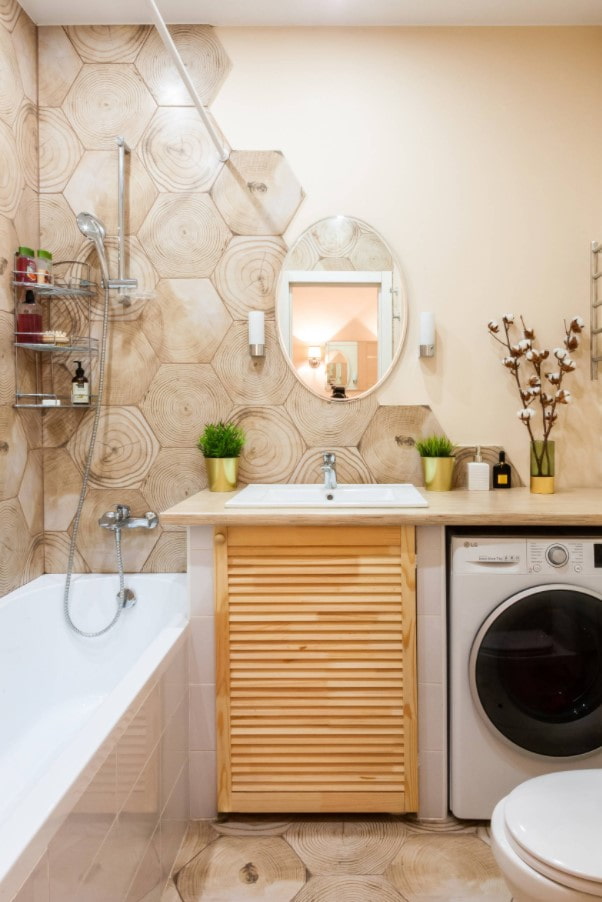 Azulejos efecto madera en el baño.