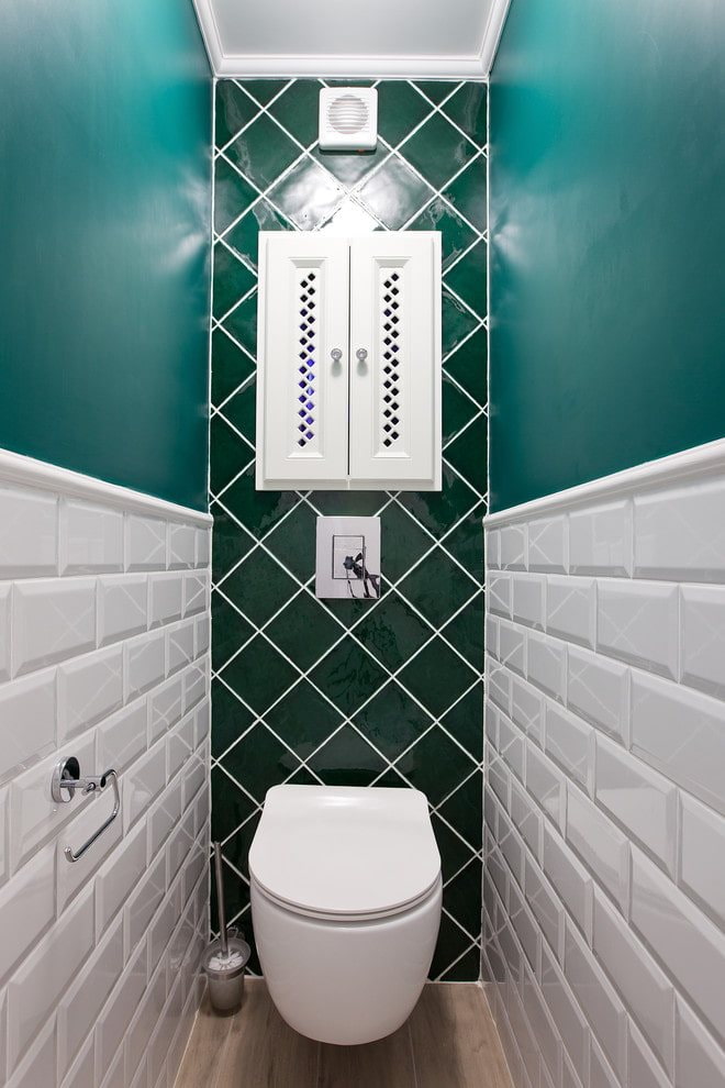 azulejos y pintura en el baño.