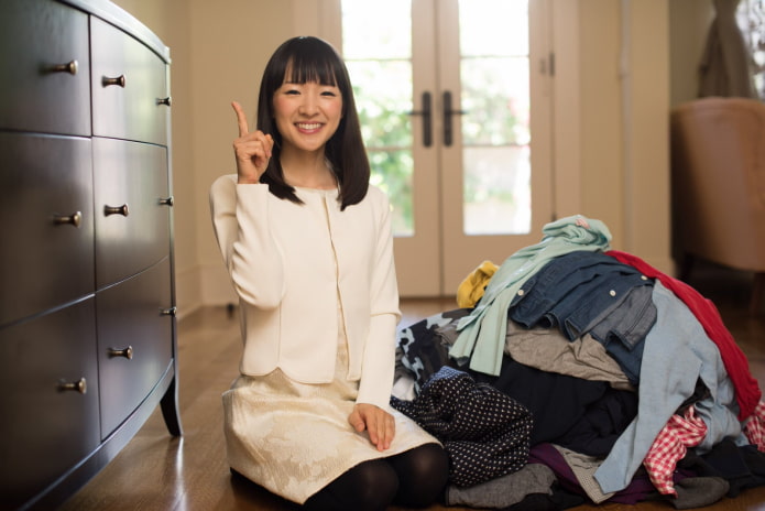 Marie Kondo limpiando ropa