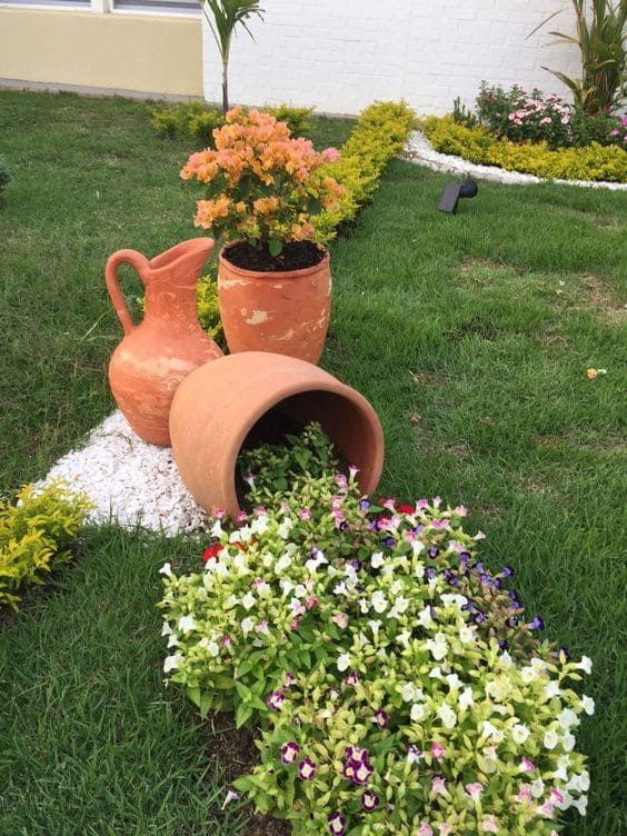 Cama de flores con jarras