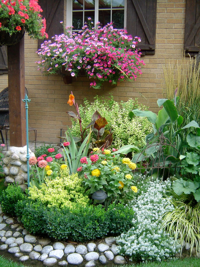 Jardín de flores cerca de la casa.