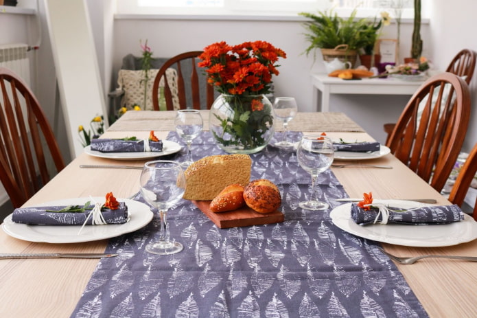 Ajuste de la mesa con corredor y servilletas.