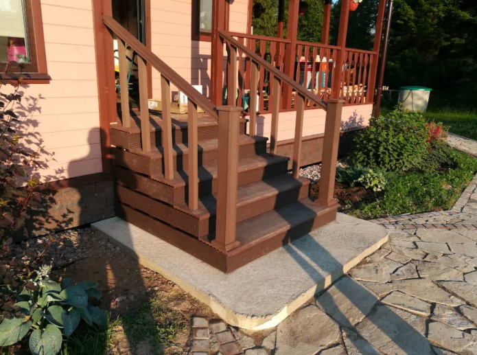 escaleras de terraza cerca de la casa