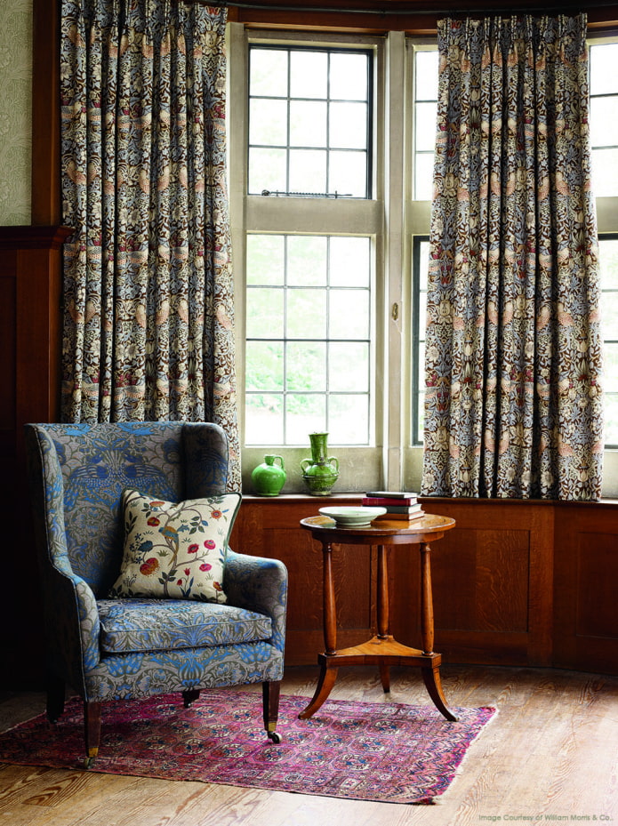 Cortinas en la sala de estar en estilo británico.