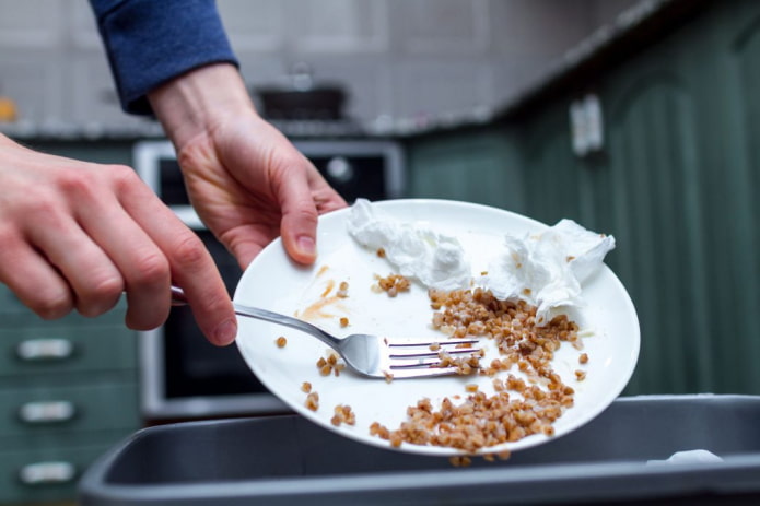 paglilinis ng mga natirang pagkain mula sa plato