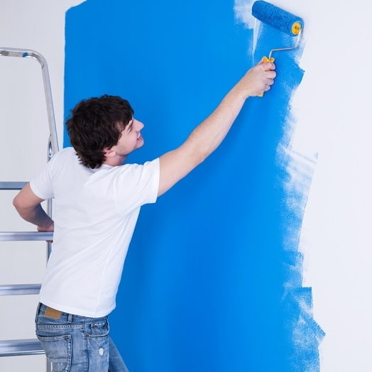 Pintar la pared con un rodillo