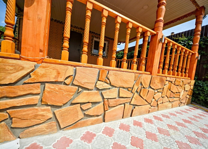 piedra en la fachada de la casa