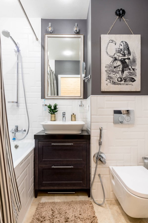 Azulejos blancos y pintura gris en el baño.